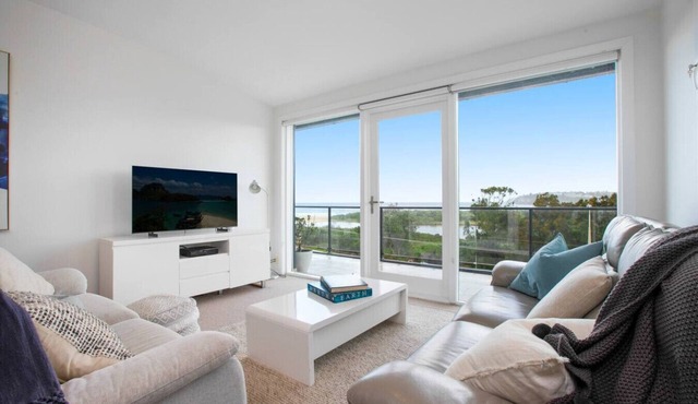 Spacious Oceanview Escape with Pool & Cabana in Collaroy