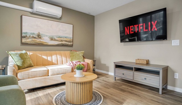Spacious Riverfront DT Condo: 3 Beds, AC, Heated Parking, Stampede & Saddledome in Calgary