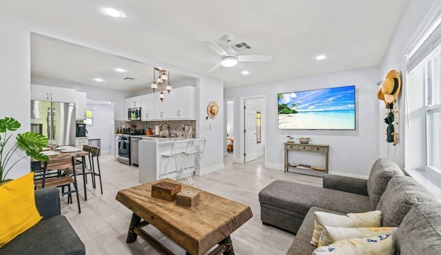 Spotless 2BR Duplex, 5 Min to the Beach, Beach and Baby Gear Included in Pompano Beach