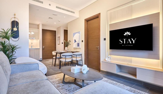 STAY BY LATINEM Luxury 1BR Holiday Home CB 0618 Near Burj Khalifa