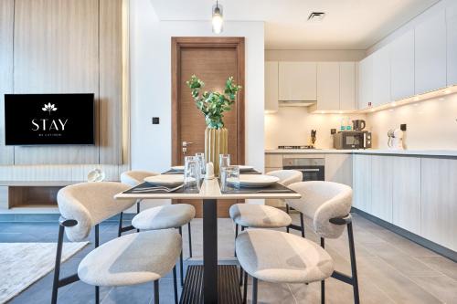 STAY BY LATINEM Luxury 2BR Holiday Home CB 1215 Near Burj Khalifa