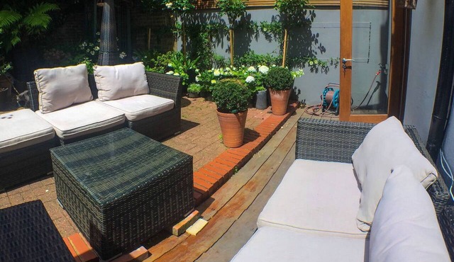 Stay in a historic Victorian Cottage w/Private walled Garden. Dog friendly. in London