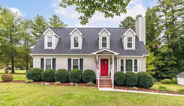 Storybook Cape Cod Cottage - Family & Pet Friendly in Wake Forest
