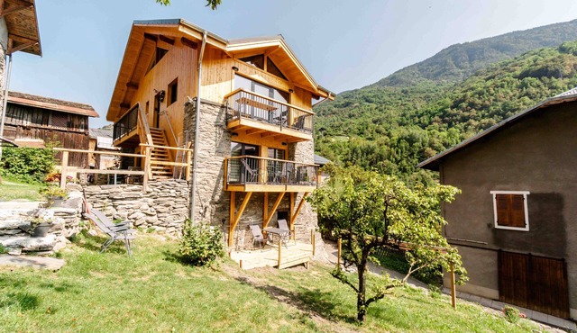 Studio Apartment 'Chalet Belamy 1' with Mountain View, Private Terrace and Wi-Fi in COURCHEVEL