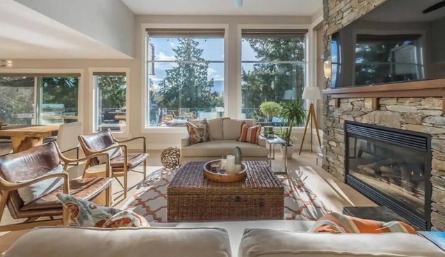 Stunning 3 Bedroom Lakefront Villa in the City in Nanaimo