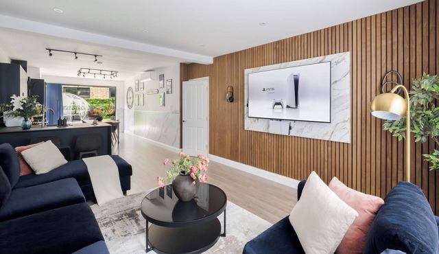 Stunning 4BR 3BA in the ♥️ of London ❄️ Air Con. 🌿 Private Garden | Sleeps 10 in Greater London