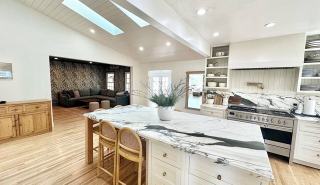Stunning LA designer’s house with pool, unbeatable location - walkable! in Los Angeles