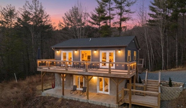 Stunning Mountain Views, Deck, Fire Pit & Hammock in Lenoir