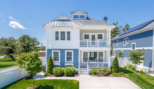 Stunning Spacious Rehoboth Beach House Walk to Dewey or Rehoboth 6BR in Rehoboth Beach