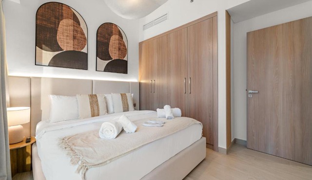 Stylish 1BR with Netflix Pool & Gym Access