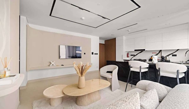 Stylish 1BR with Private Jacuzzi in Business Bay