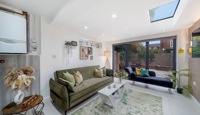 Stylish 4BR House w/Garden & Free Parking – Ealing in London