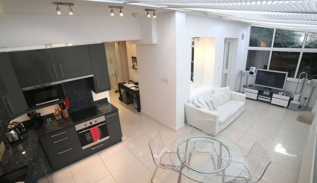 SUNNY LARGE GARDEN FLAT on KILDARE GARDENS near Paddington station in London