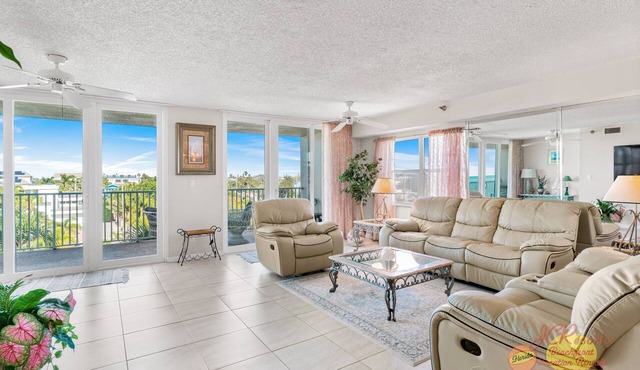 Sunny Top Floor Condo w/Beach Views - HH307 in Indian Rocks Beach