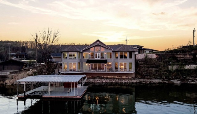 Sunrise Shores Estate - Luxury Lakefront - 4BD-4BA-4500 SQ FT-Sleeps 12-14 PPL