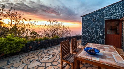 sunset and stars stone house in Garafía