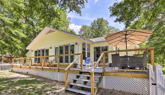Sunset Beach Home with Lake Views, 3 Mi to Coast in Sunset Beach
