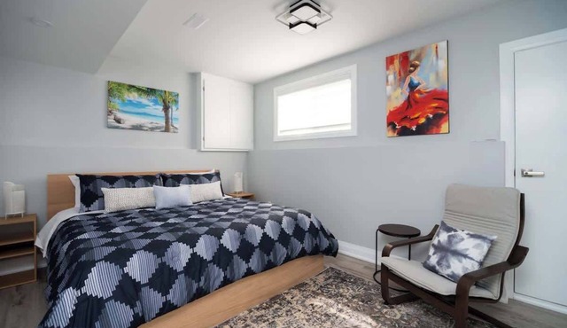 Sunset Beach House - Remodeled - 1 block to beach in St. Catharines