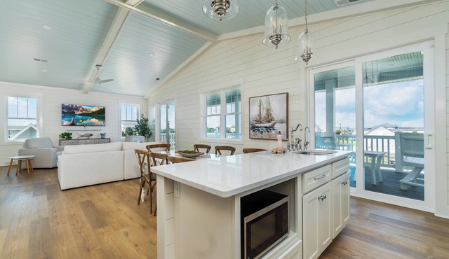 Sunsets over the Sound, Poolside Luxury, steps away to The Point, diamond of the in Emerald Isle