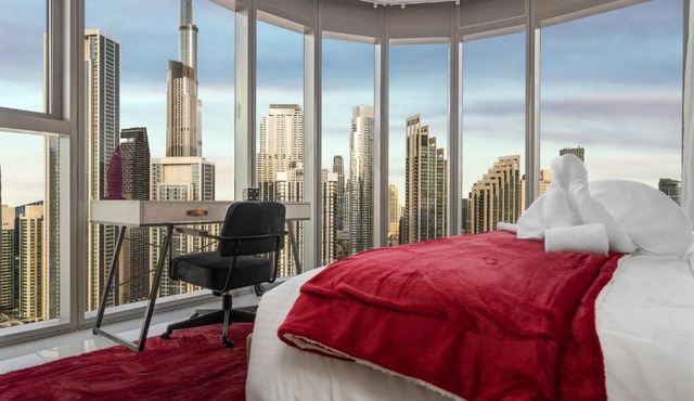 Super High Infinity Pool & Stunning Burj Khalifa View, 3-Bedroom Apartment at Paramount Hotel Midtown
