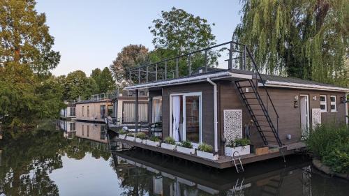 Tamanzi Taggs-floating home on idyllic island in Hampton