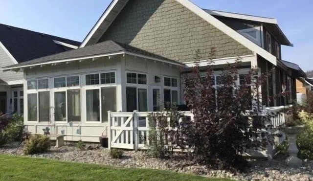 The Bread Breakers Cottage #67 w games room in garage in Osoyoos