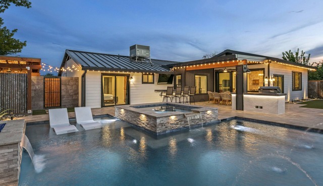 The Copper Haven: Luxurious Heated Salt Pool & Spa w/Game Room in Glendale