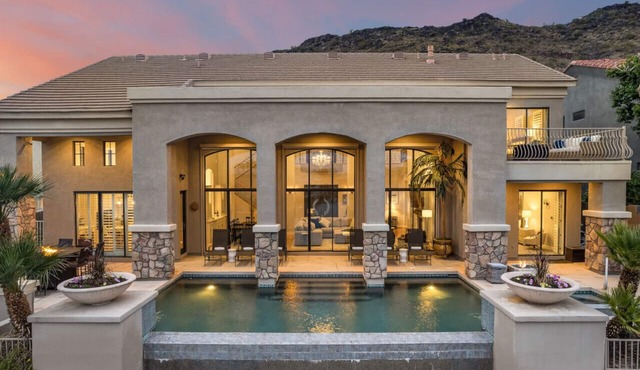 The Estate- Beautiful home with heated pool and pontoon boat. in Glendale