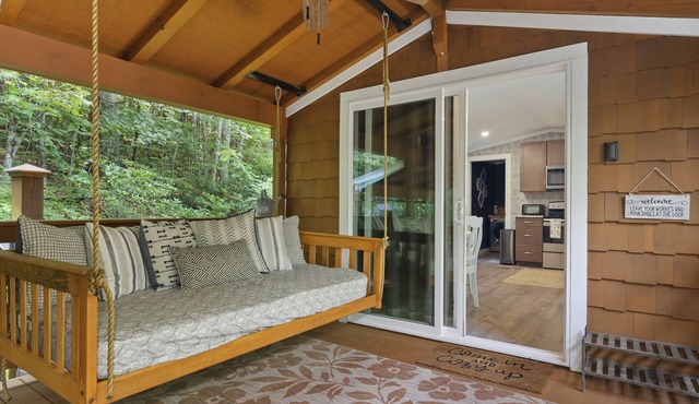 The Gala Getaway @ Backyard Apple Cottages in Flat Rock