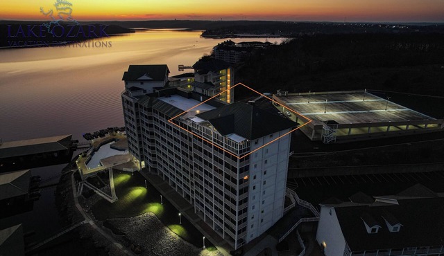 The Luxury High-Rise Lake Life! PENTHOUSE UNIT @ THE TOWERS: Indoor Pool, HotTub in Osage Beach