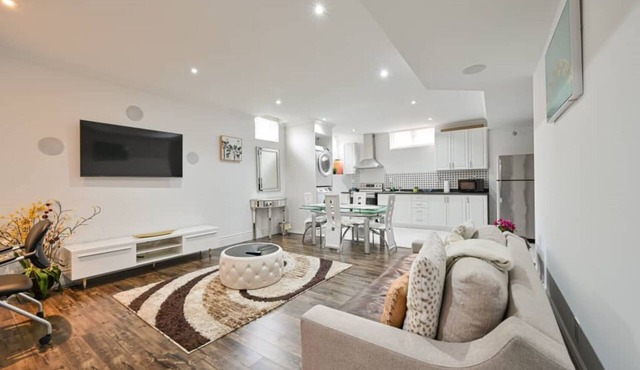 The Vistana Brampton 2Bedroom Contemporary designed spacious apartment! in Brampton