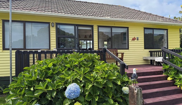 The Yellow Bach 90m to Campbells Beach; kayaks, wifi, Sky, Netflix, sleeps 4