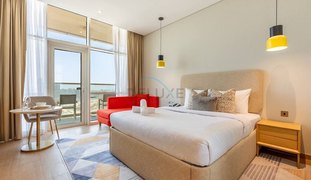 Top-Floor Studio Near a Park and Just Minutes by Car from the Mall