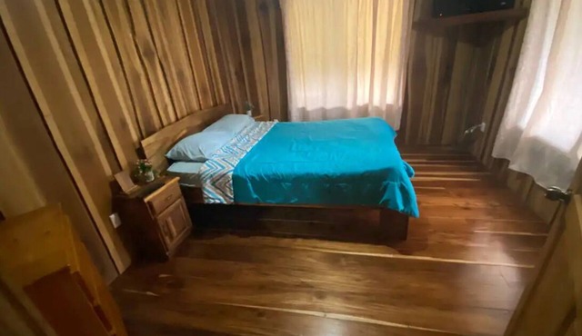 Tranquil 4-bedroom cabin in La Suiza with WiFi in La suiza