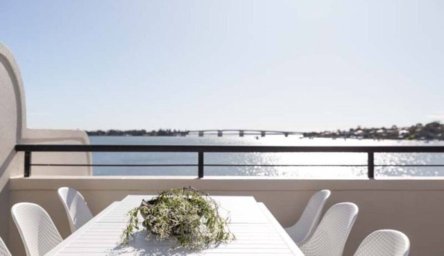 Tranquil 4-bedroom water view apartment in Sylvania