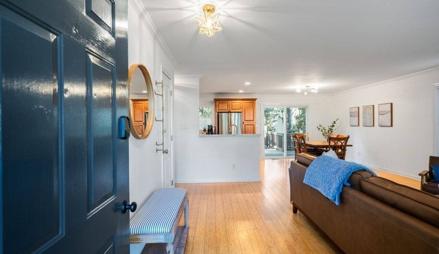 Tranquil Cary Hideaway- Mins to Downtown/Wake Med/NC State .Newly Furnished! in Cary