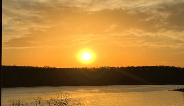 Tranquil Lakefront 3 bedroom 5 bed 3 bath condo in Lake of the Ozarks State Park