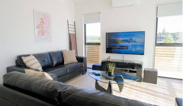 Trendy Urban Howick Town House | Wi-Fi & Netflix in Auckland
