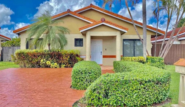 Tropical Oasis home w Community Pool great area in Kendall
