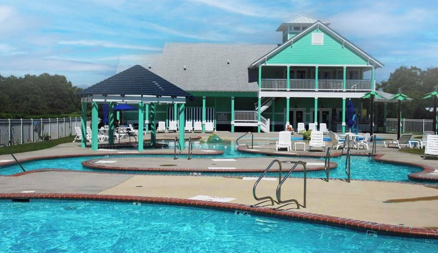 Turning Tide at Cambridge Cove 2 Bedroom Premium Townhome, 1 Mile from Beach Access in Kill Devil Hills