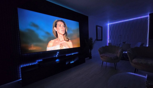 Ultimate Retreat: 98" Cinema + Arcade Game Room + BBQ + Airport in Brampton