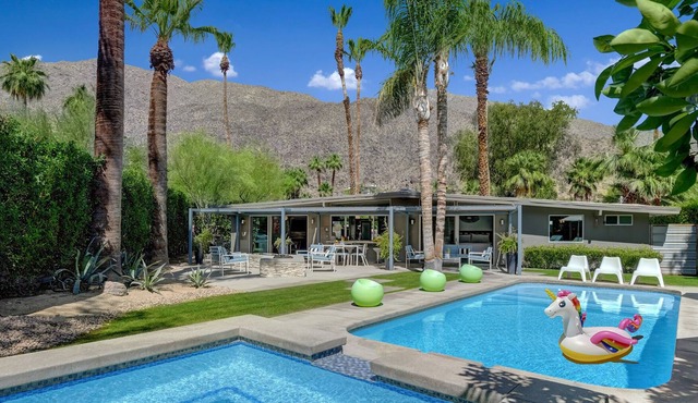 Ultra-LUX- Mesa Mid-Century- Resort Style Pool, Spa, Fire Pit- Close to Everything- 2BD/2BA in Palm Springs