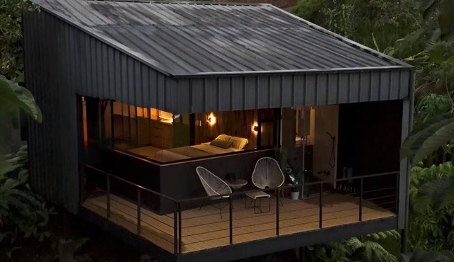 Unique & peaceful forest cabin with pool & trails in Venecia