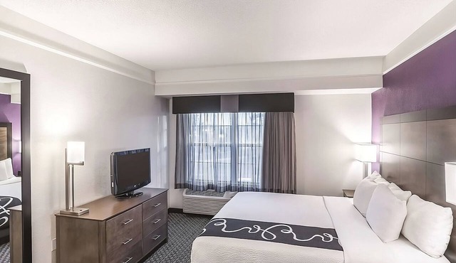 Unwind in a Spacious Hotel Room w/Pool, Hot Tub - Ideal for Outdoor Fun in Flagstaff