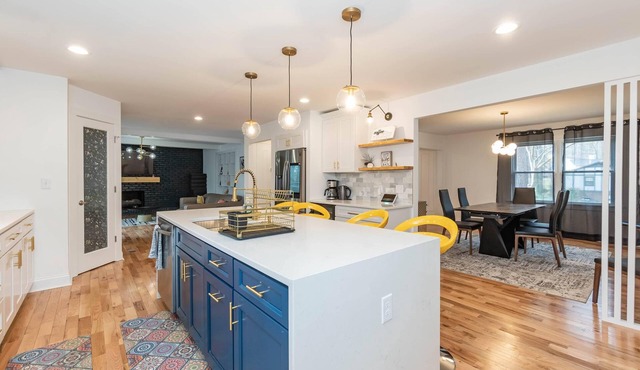 Upscale 4 bedroom villa with large fenced backyard in Raleigh