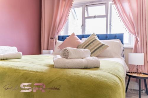 Upscale 4-BR Hayes Home, Sleeps 8 - Great for Long term stays, High speed Wi-Fi