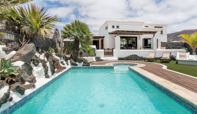 Vacation Villa 'Faro Park with Private Pool' with Mountain View, Private Terrace and Wi-Fi in Playa Blanca