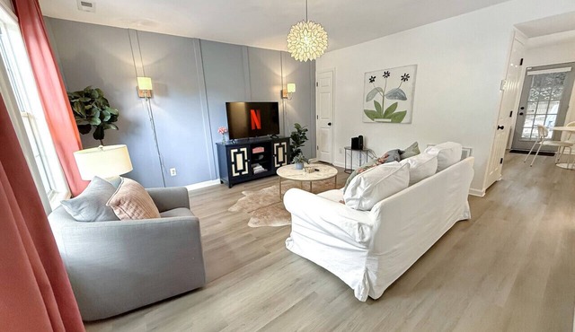 Vibrant Villa Green - 2 King Beds Pets Park Nearby in Raleigh