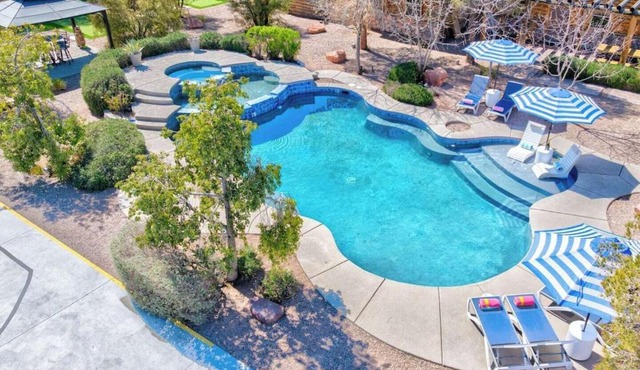 Villa Beaumont, Elegant Family Villa with Heated Pool in Las Vegas