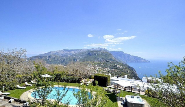 Villa Berenice Grande: A charming three-story villa with a view of the seascape and both the Sorrento and Amalfi Coasts, with Free WI-FI. in Sant'Agnello